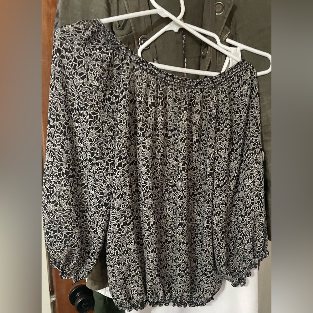 Max Studio Black and White Floral Peasant Blouse - Picture 3 of 3